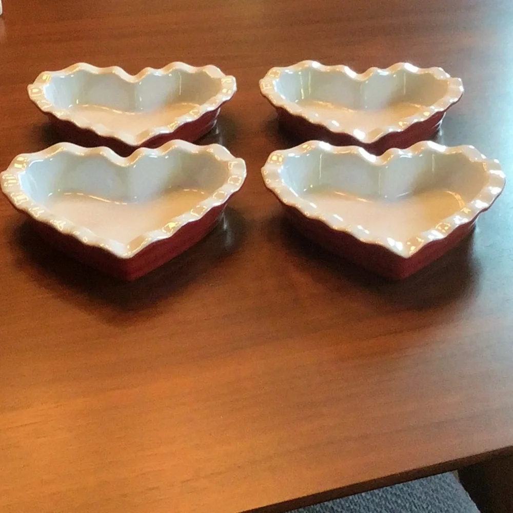 Set of 4 Crate & Barrel red-and-white ruffled heart dishes, ceramic - new